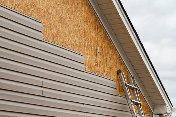 Professional Emergency Siding Repair technician working in Nederland, TX